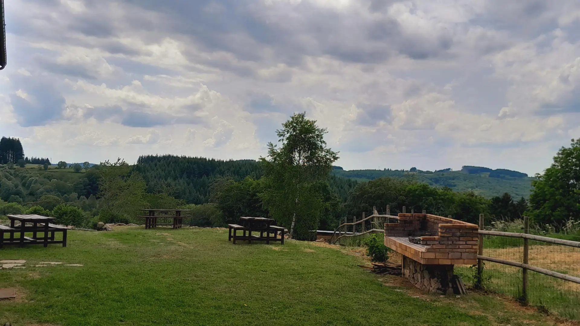 Vue du jardin et BBQ  Gîte La Bourbonnière Allier Auvergne