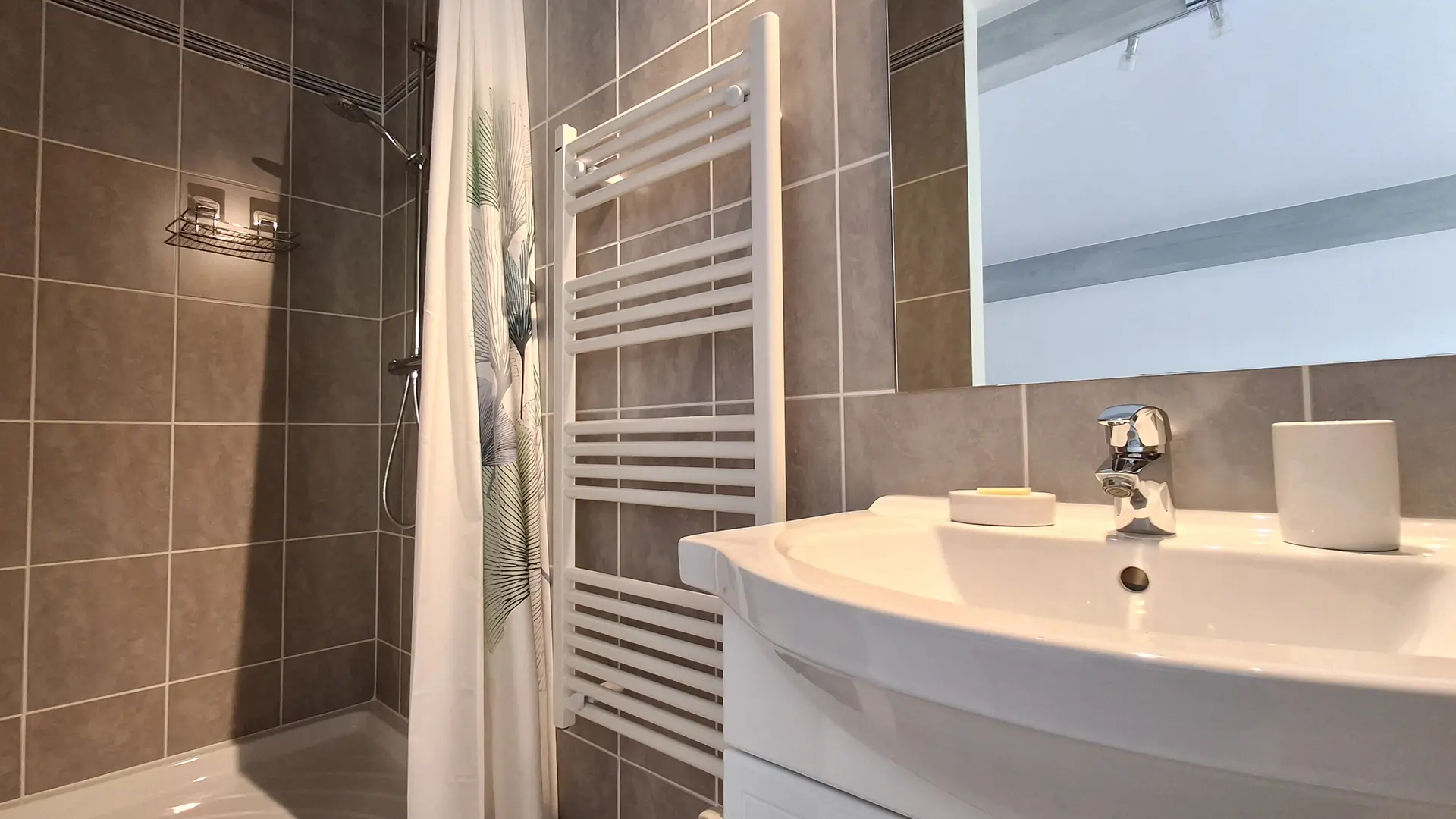 La Bastide de Laura_L'Isle-sur-la-Sorgue salle d'eau marron