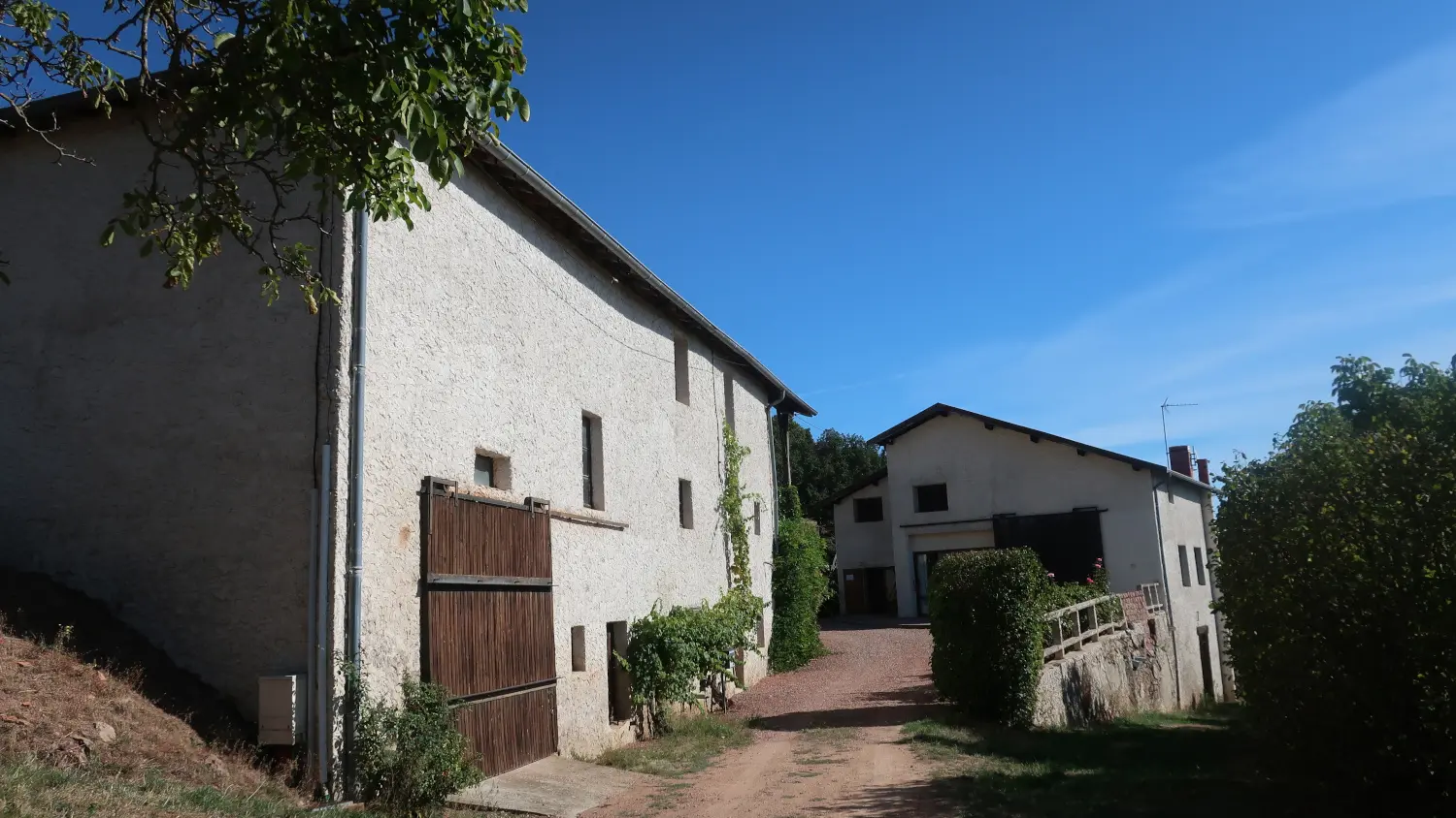 Les gîtes sont dans la maison à gauche, les propriétaires habitent la maison de droite