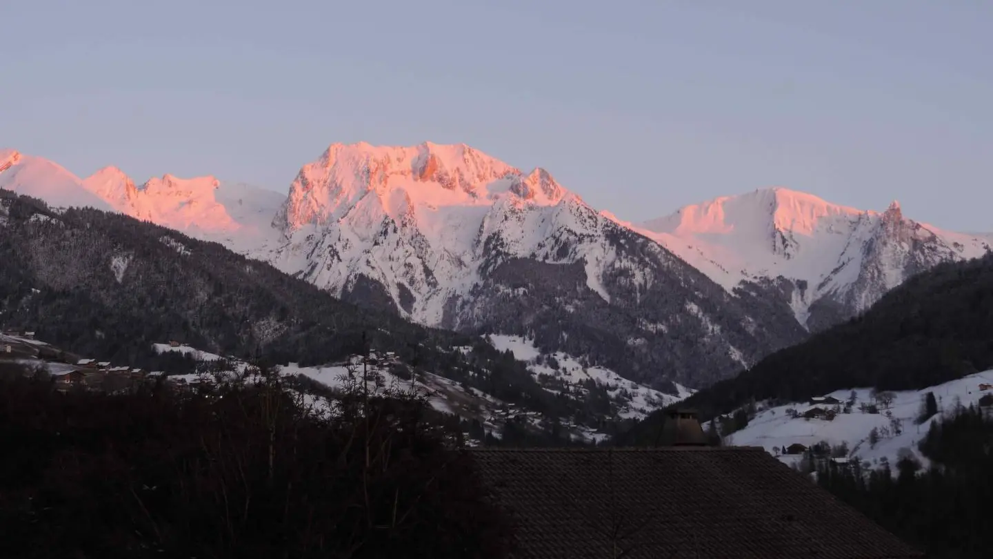 Le coucher de soleil sur la montagne