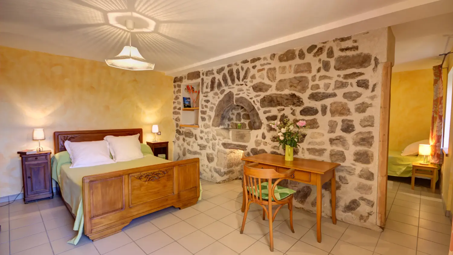 Chambre chèvrefeuille suite familiale : 1 lit 140 et 1 lit 90