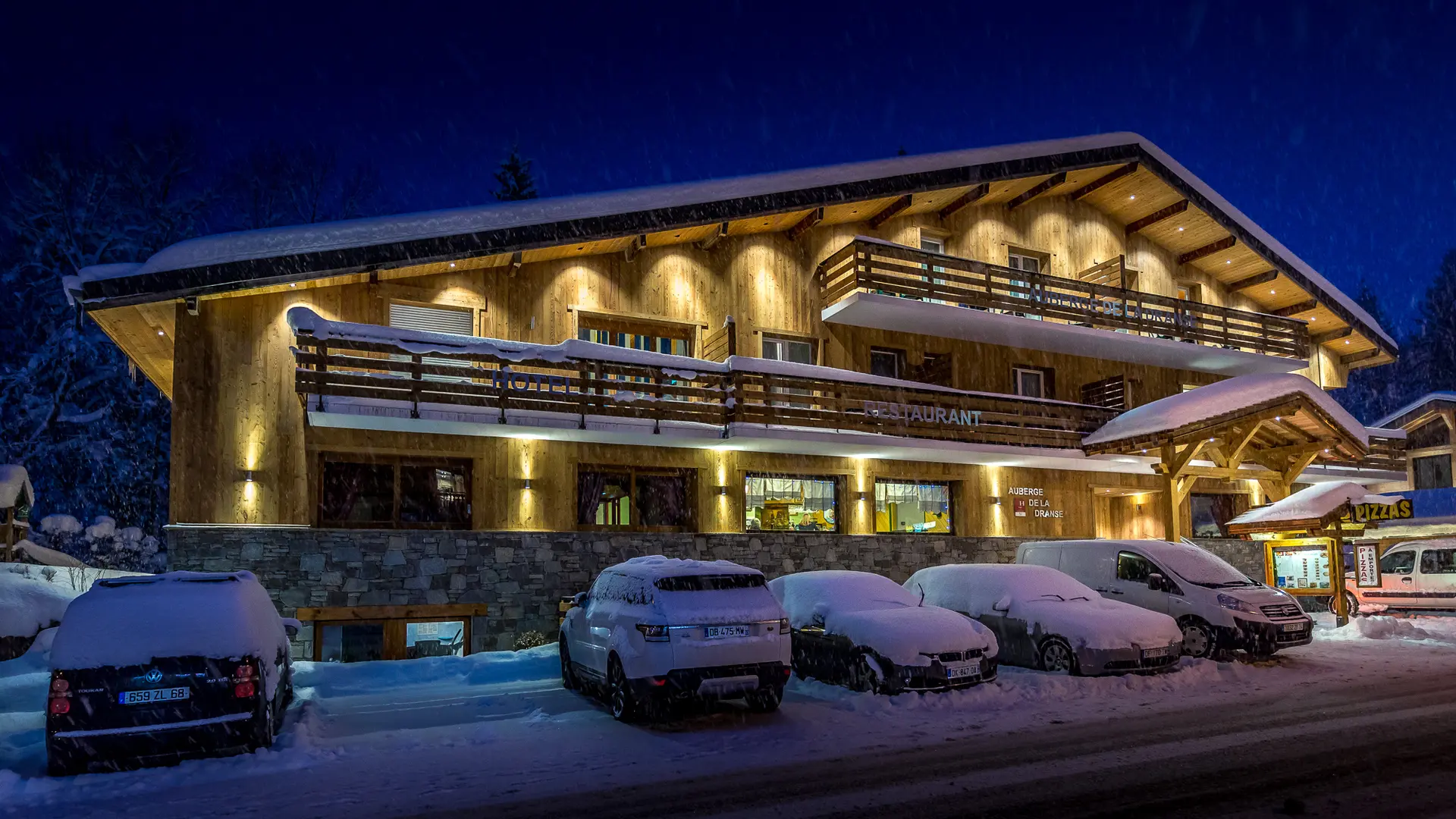 Hôtel la nuit en hiver