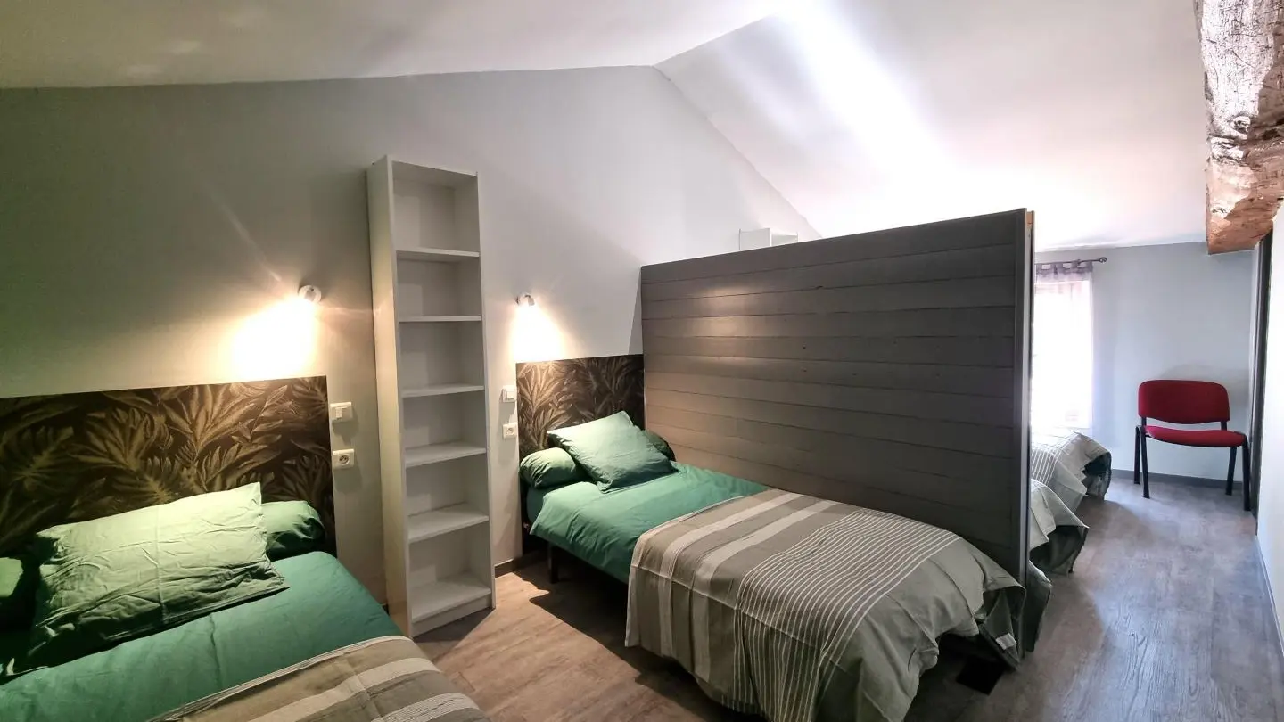 Chambre 3 : quatre lits 90x190 cm avec salle d'eau privative (douche et vasque). La fenêtre de la chambre est équipée d'une poignée à clé permettant de la verrouiller afin de sécuriser la pièce de nuit.