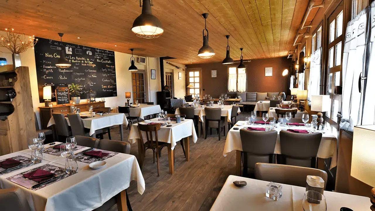 Auberge Les Clarines au Châtelard :salle du restaurant