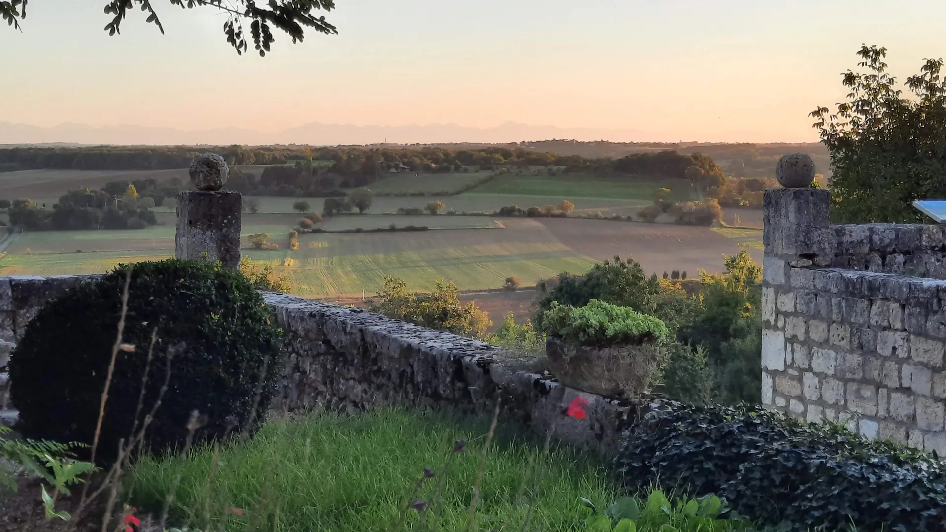 Départ devant l'église