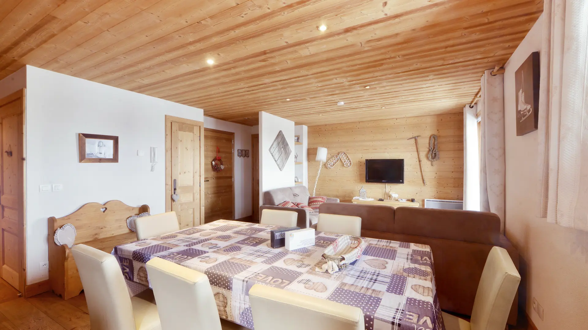 Salle à manger avec vue sur le salon