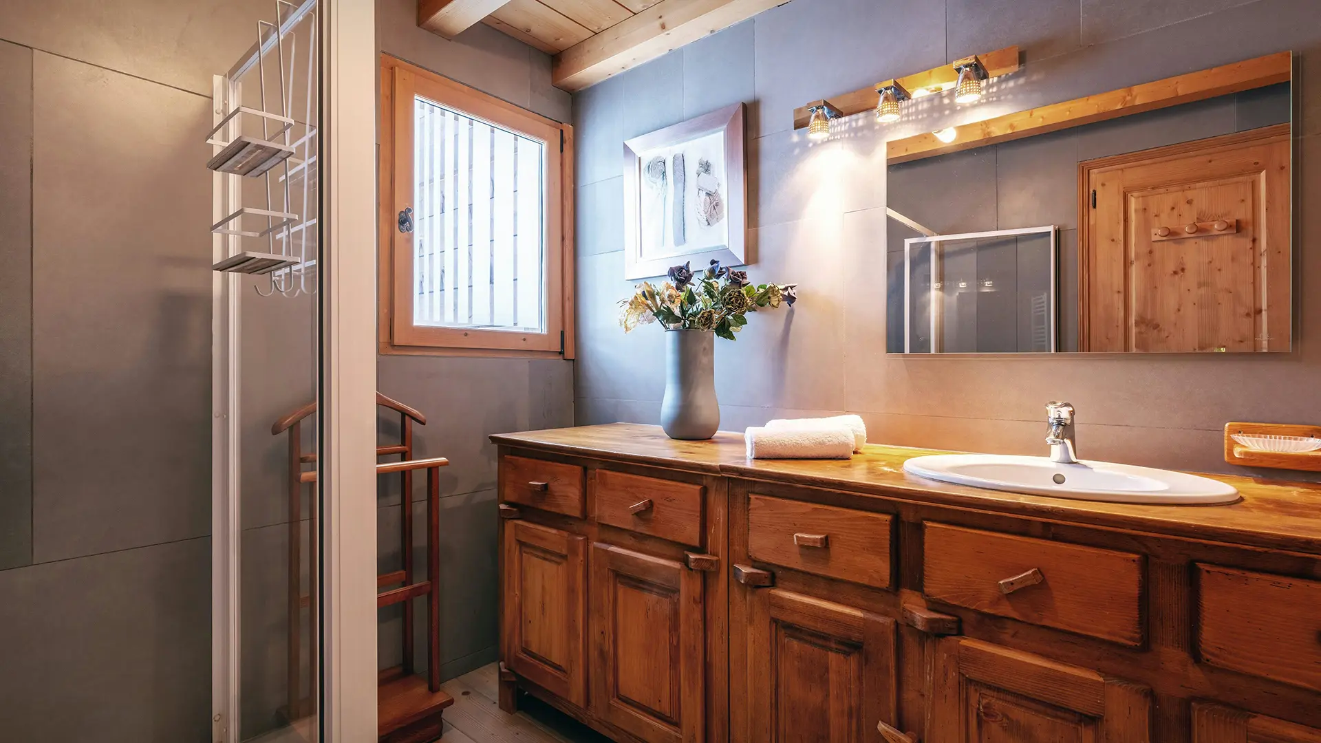 Salle de bain avec douche