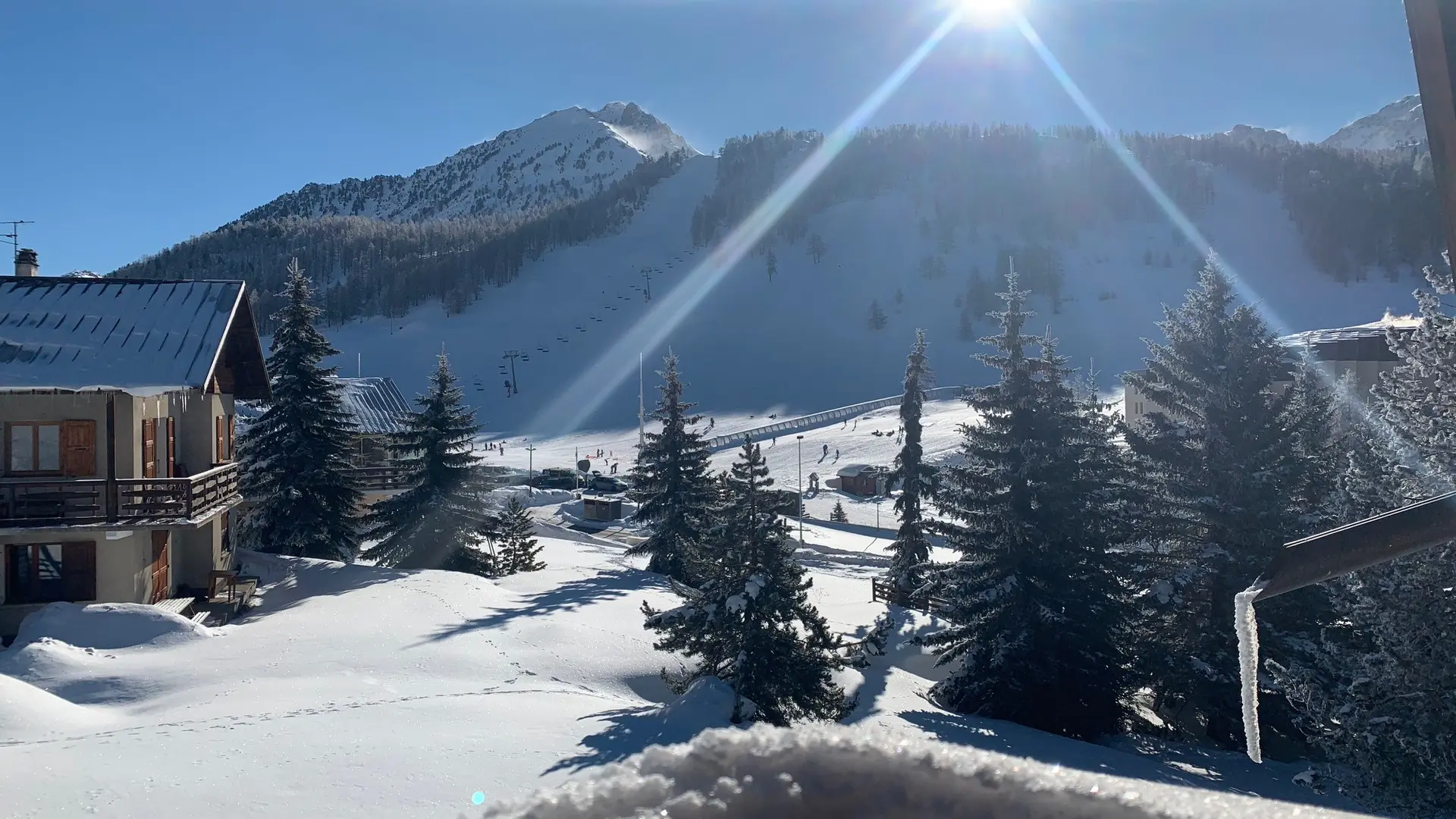 Vue sur le front de neige