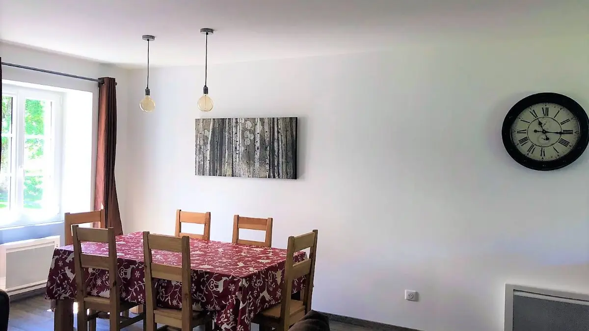 Spacieux appartement aménagé avec charme, au cœur du village-Côté séjour