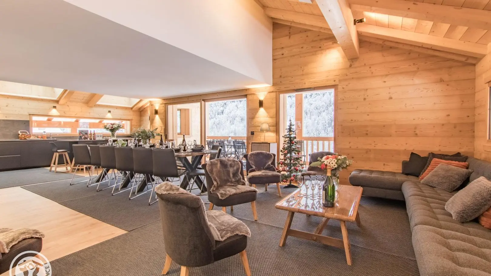 Espace salon avec grand canapé et espace repas pour 12 personnes