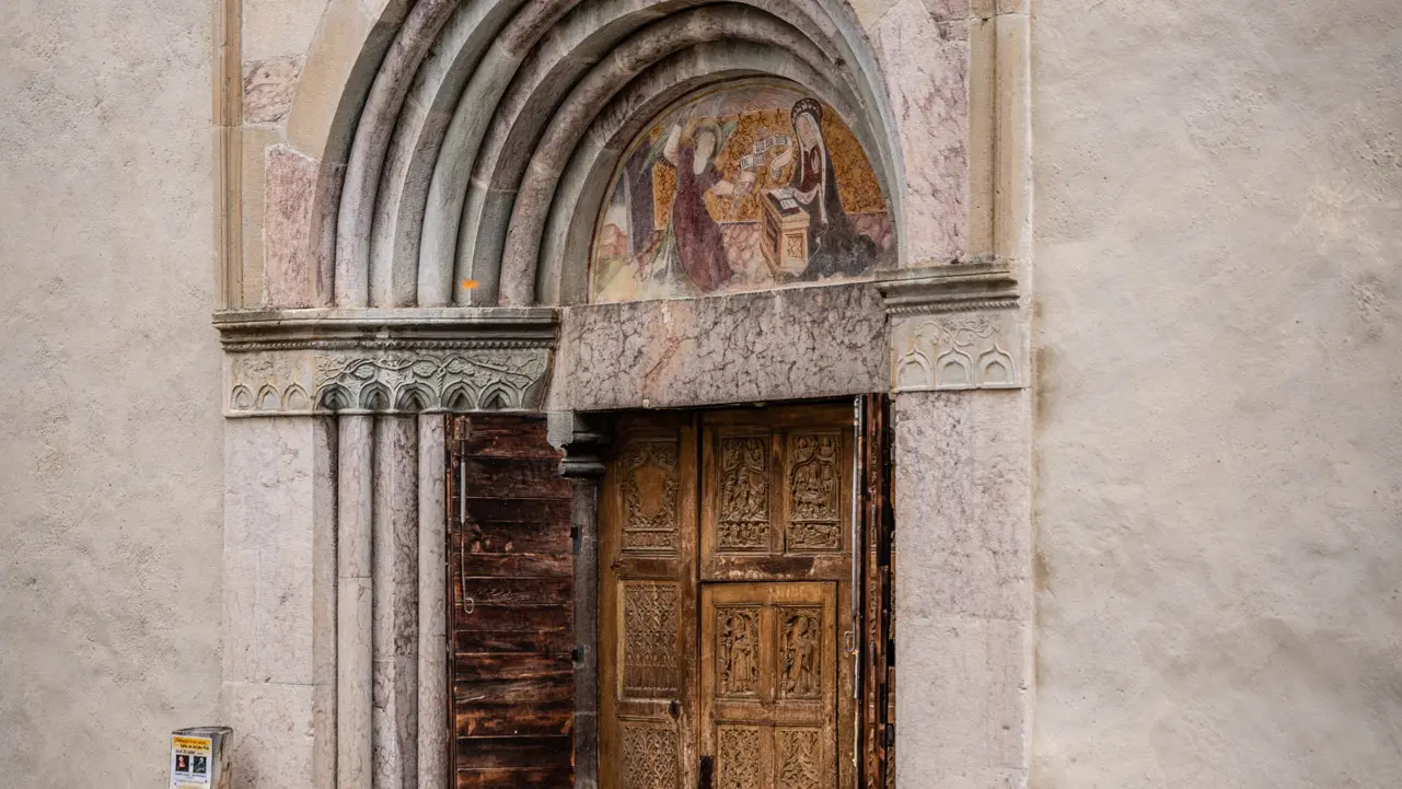 L'entrée arrière de l'église Saint-Marcellin de Névache