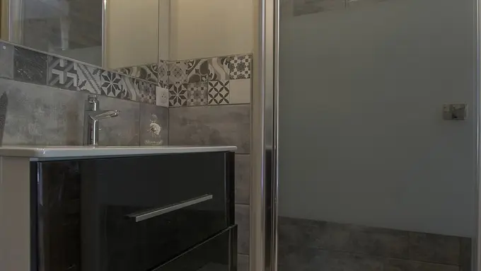 Salle d'eau avec douche à  l'italienneet wc sur chaque chambre
De l'etage