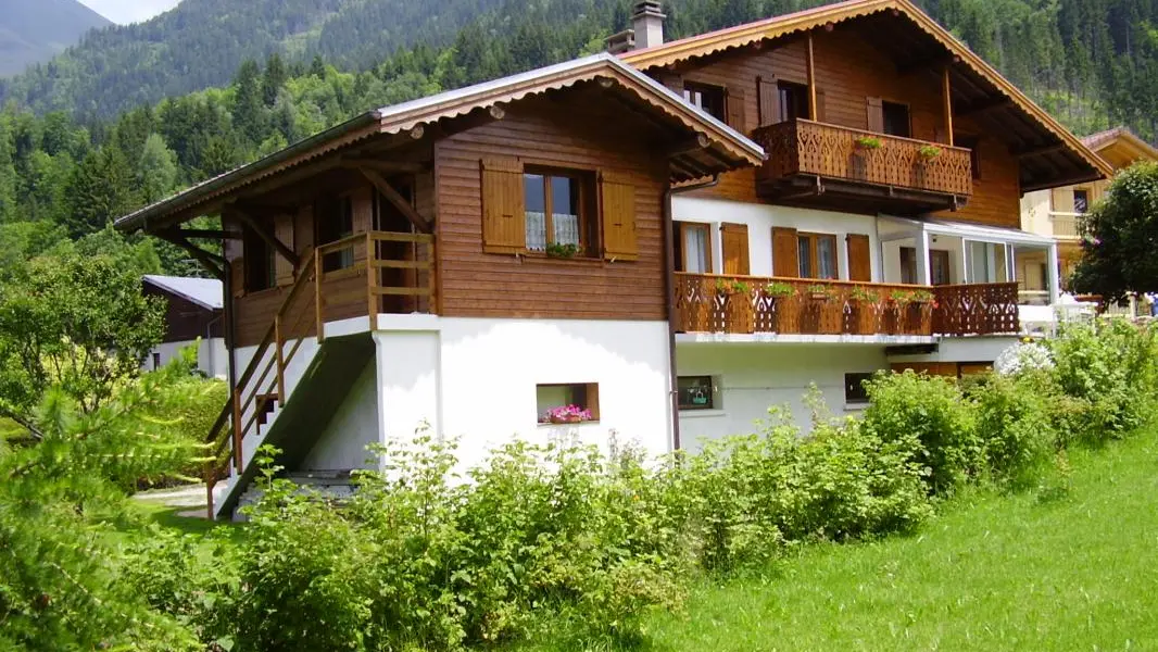 Juxtaposé au chalet avec entrée indépendante joli appartement tout confort avec 1 chambre