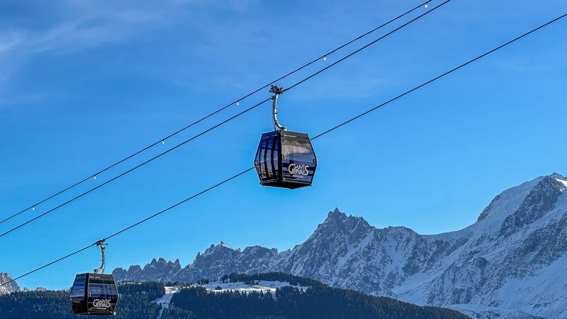 Cabines de l'Alpin devant le Mont-Blanc