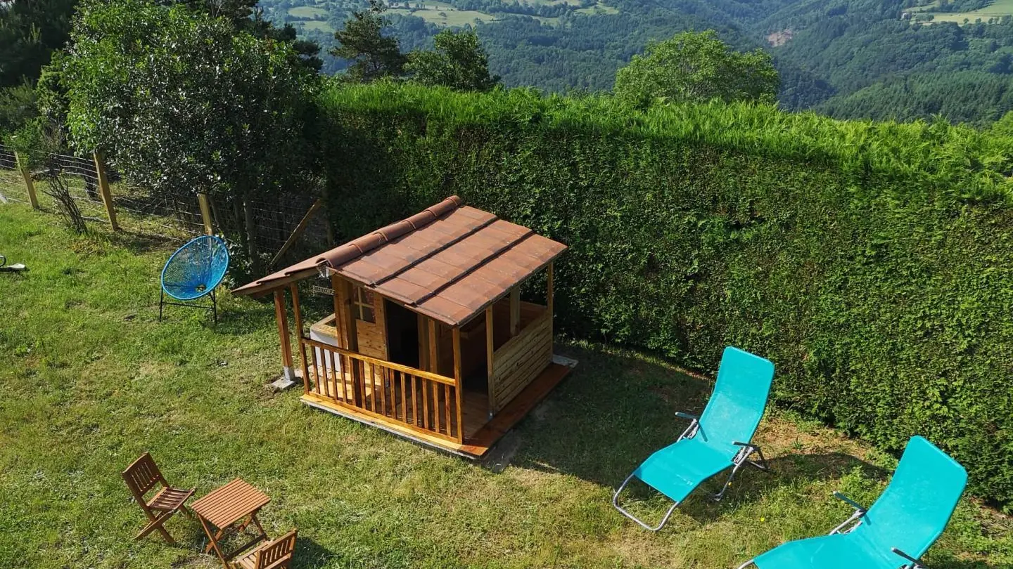 Maisonnette et petit salon de jardin enfant, détente parents
