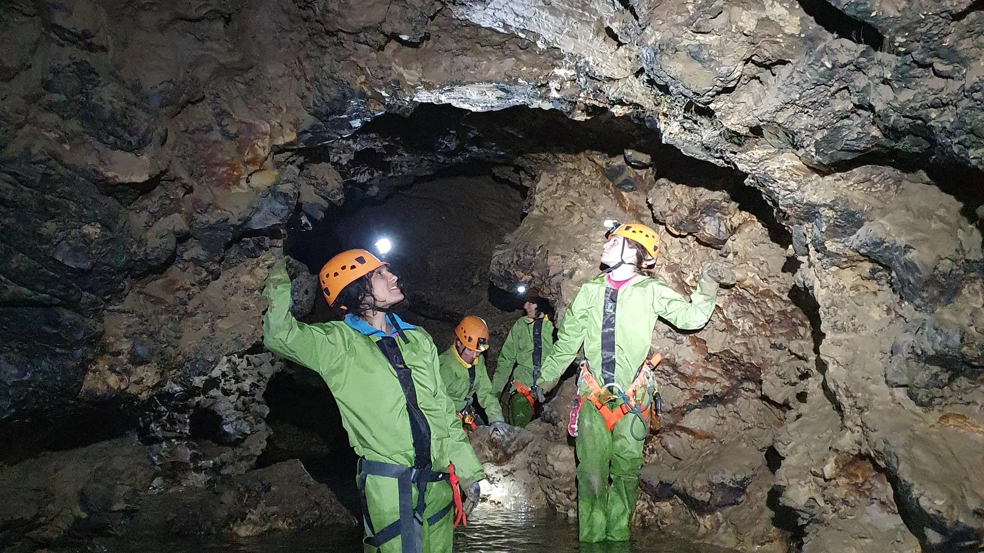 Le temps suspendu au cœur de la cavité. Puits des Bans version sportive avec Ecrins Spéléo Canyon