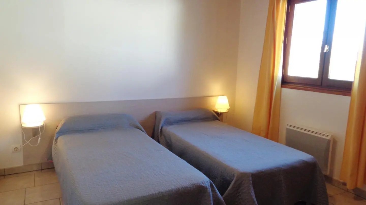 Chambre : 2 lits 90 en rdc.