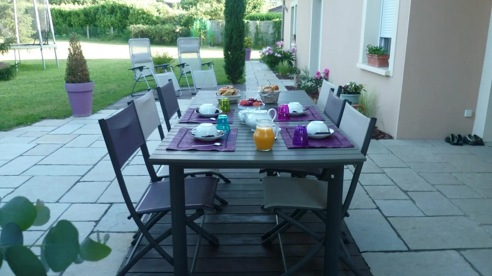 Petits déjeuners pris sur la terrasse.