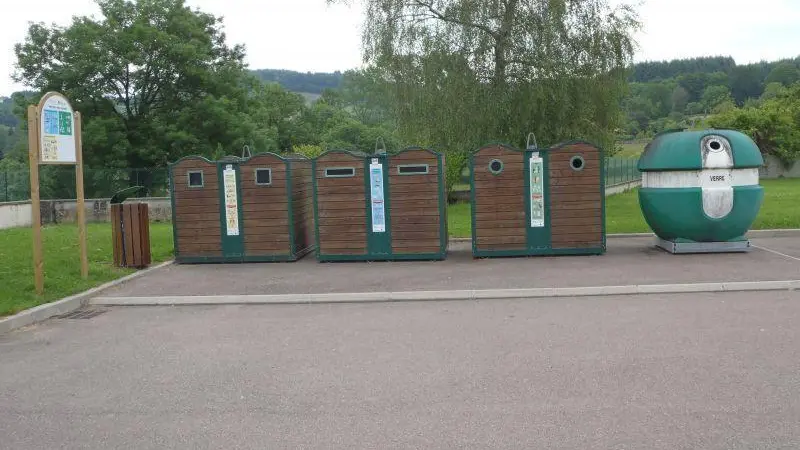 Containers pour le tri des déchets situé au village à 200m du gîte