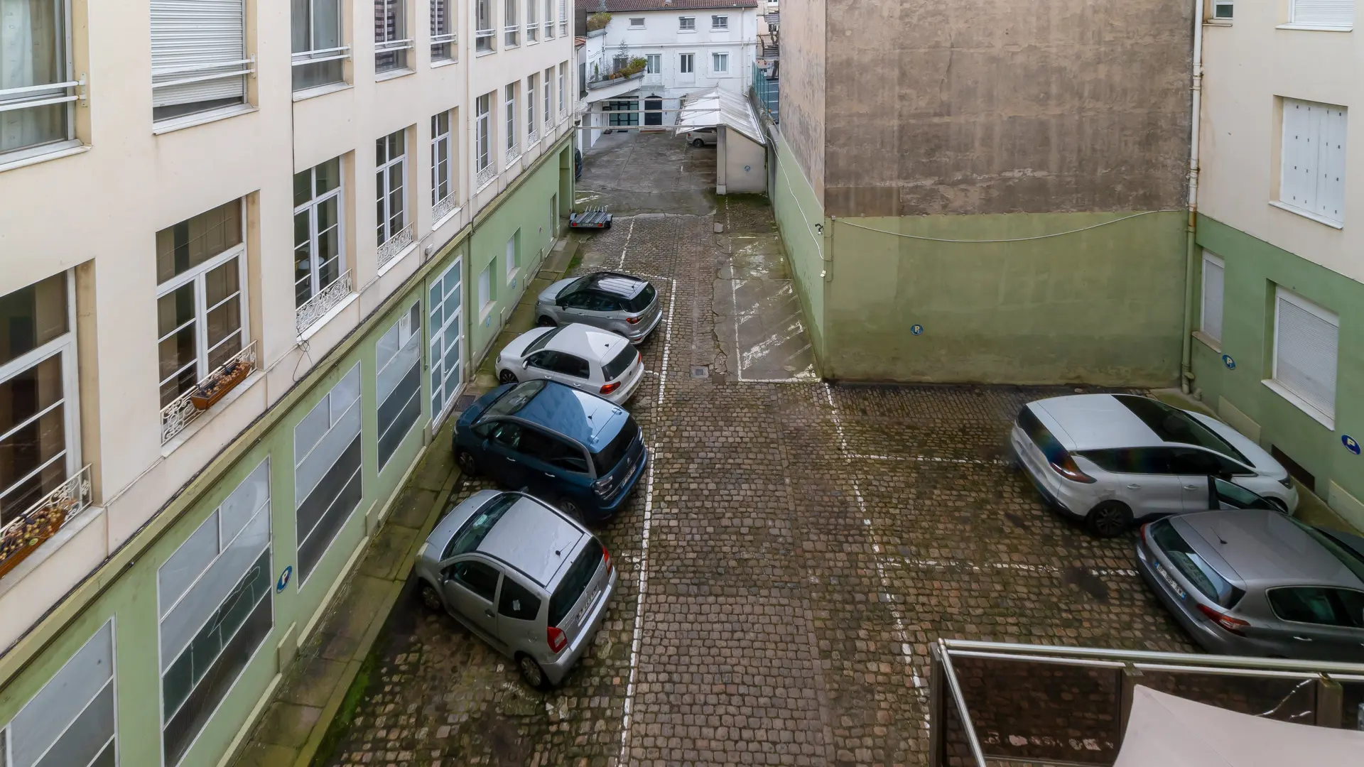 Parking privé en cour fermée