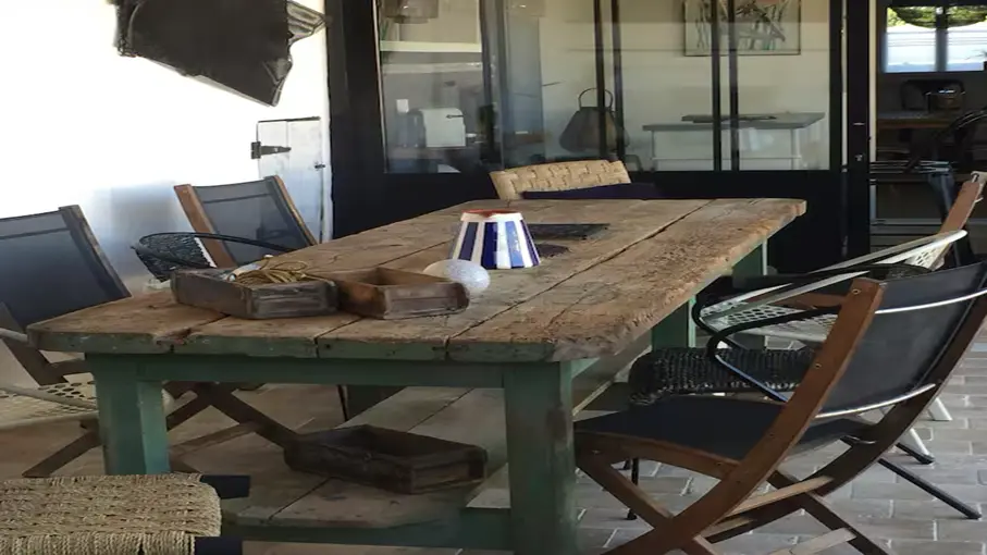 table à l'extérieur