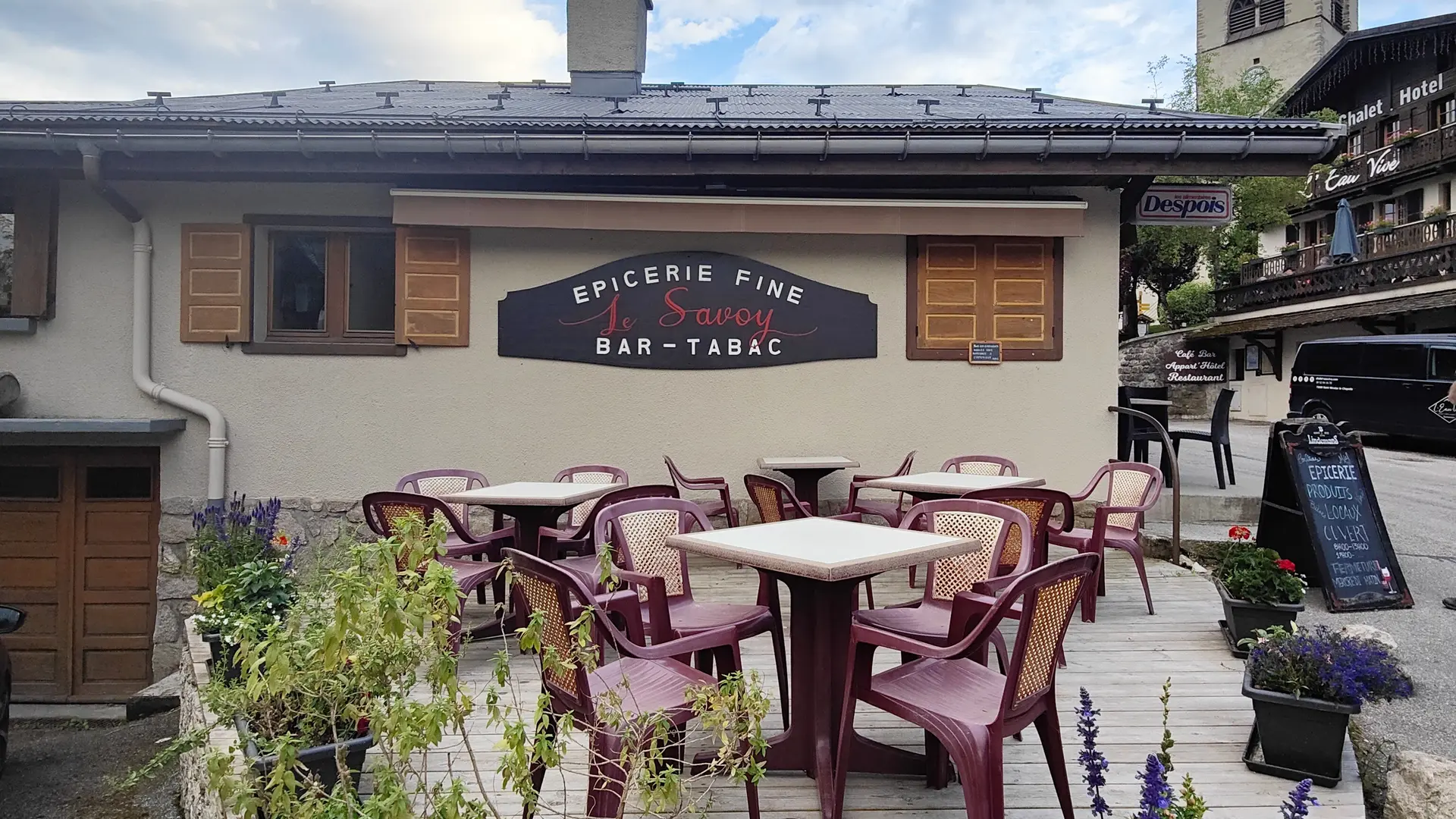 Terrasse et vue sur l'église
