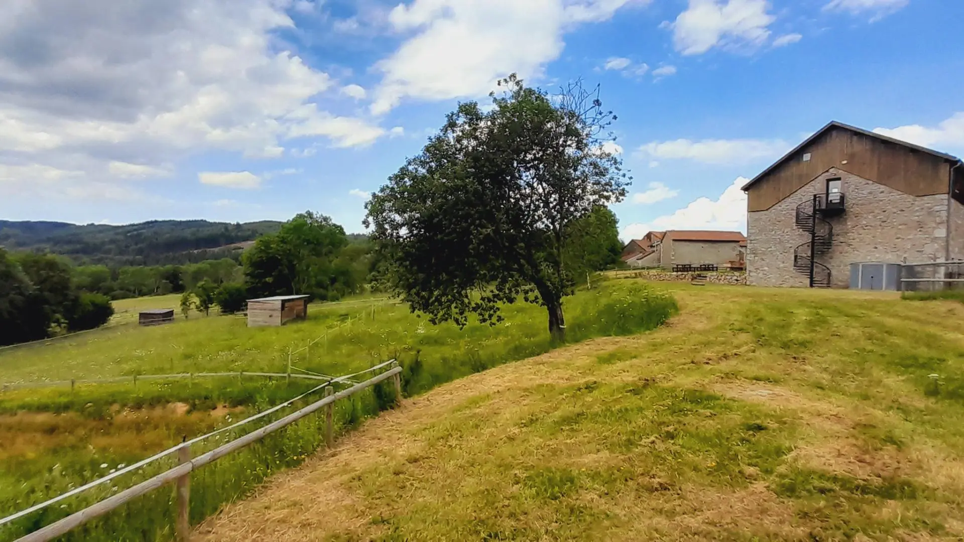 Vue du jardin.  Gîte La Bourbonnière Allier Auvergne