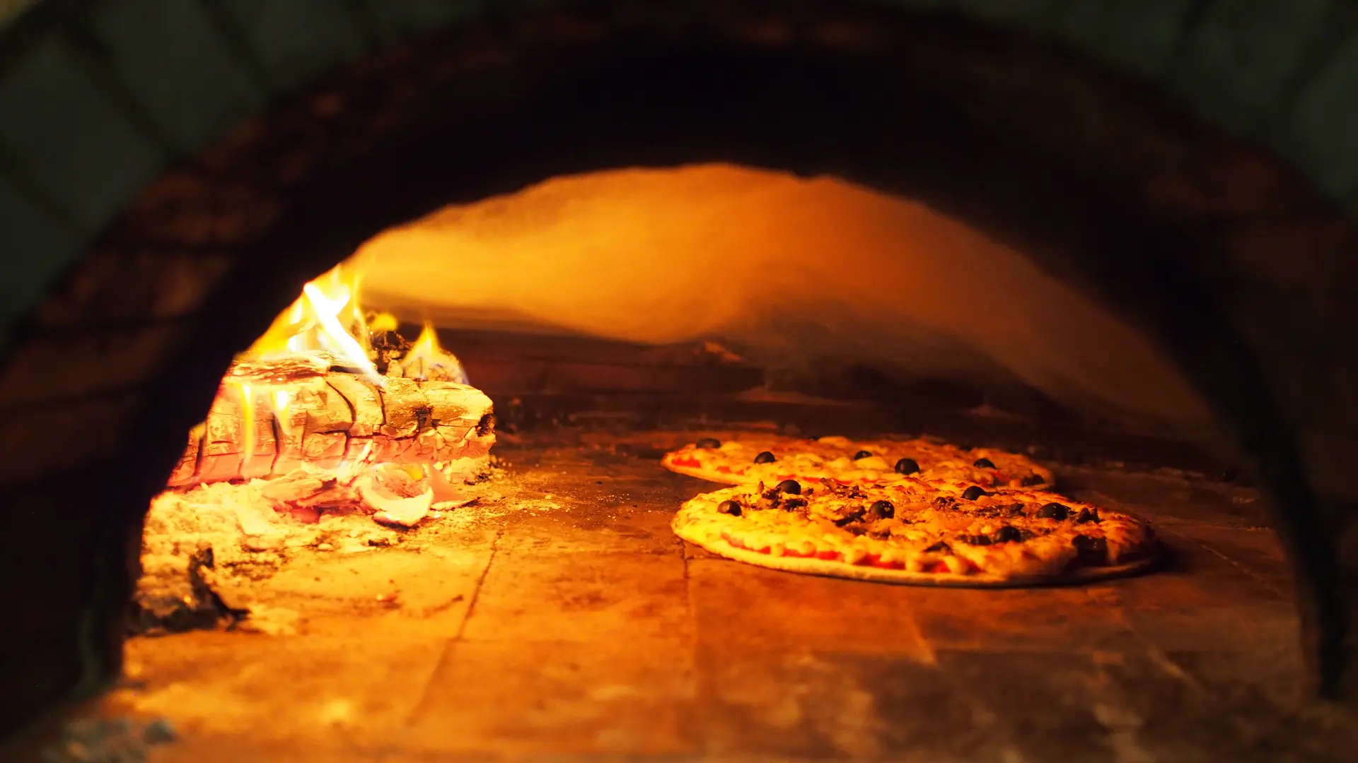 Pizza cuite au feu de bois