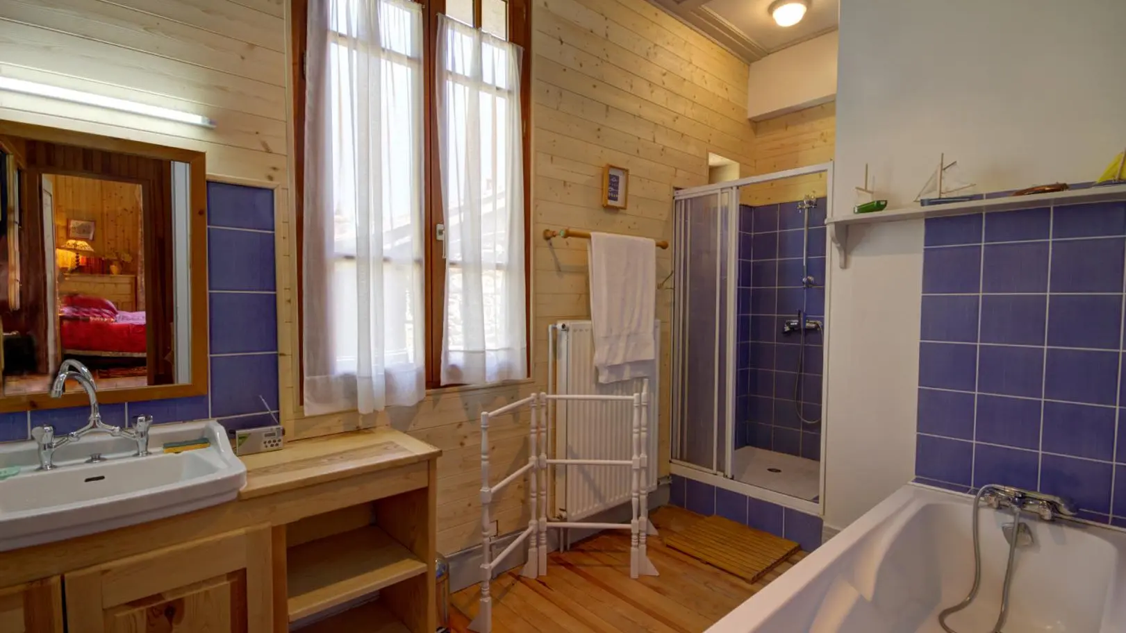 Salle de bains :baignoire et douche
une douche de plus au sous sol près du sauna