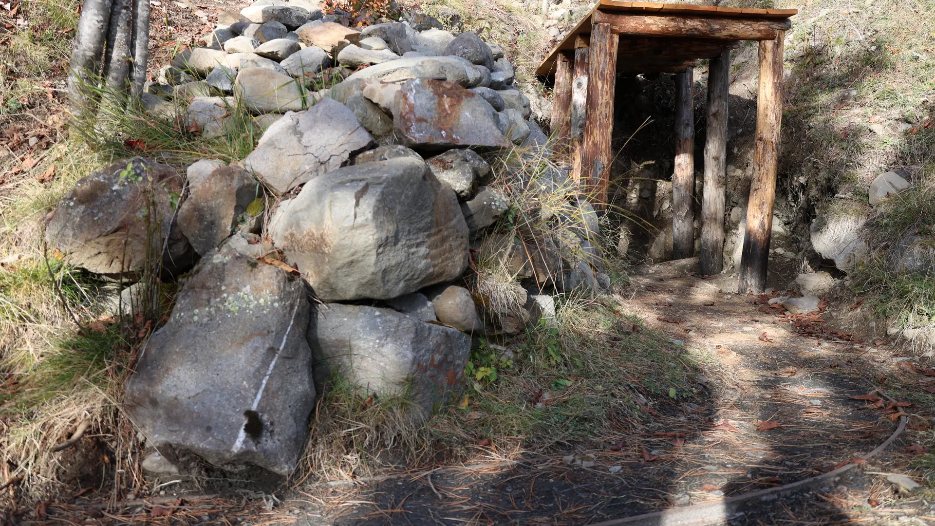Rails et entrée d'une galerie souterraine