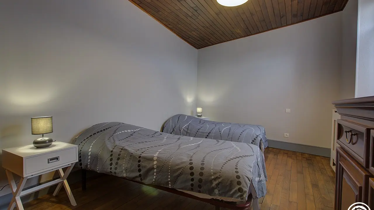 La dernière chambre est composée de deux lits en 90*190.