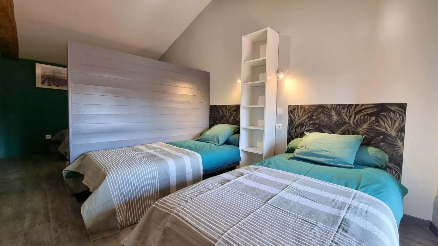 Chambre 3 : quatre lits 90x190 cm avec salle d'eau privative (douche et vasque). La fenêtre de la chambre est équipée d'une poignée à clé permettant de la verrouiller afin de sécuriser la pièce de nuit.