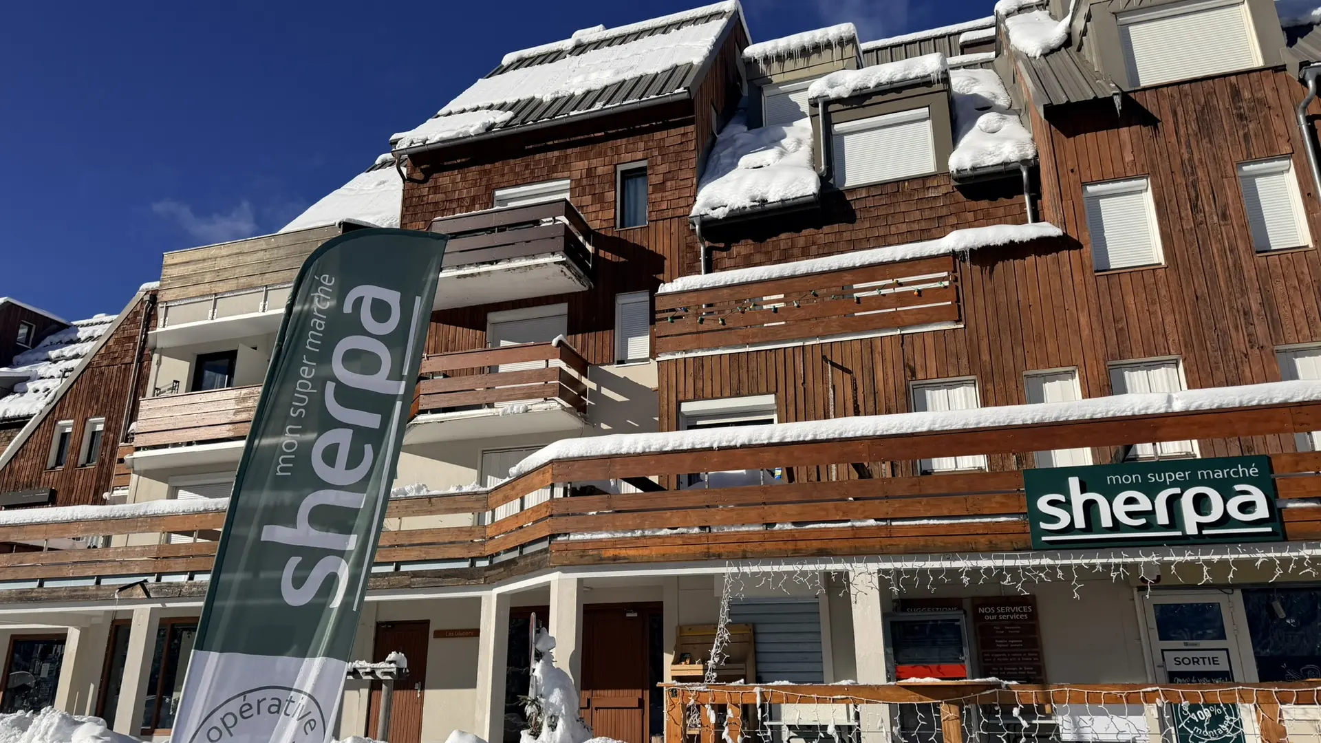 Devanture supérette le Sherpa du Pleynet en hiver