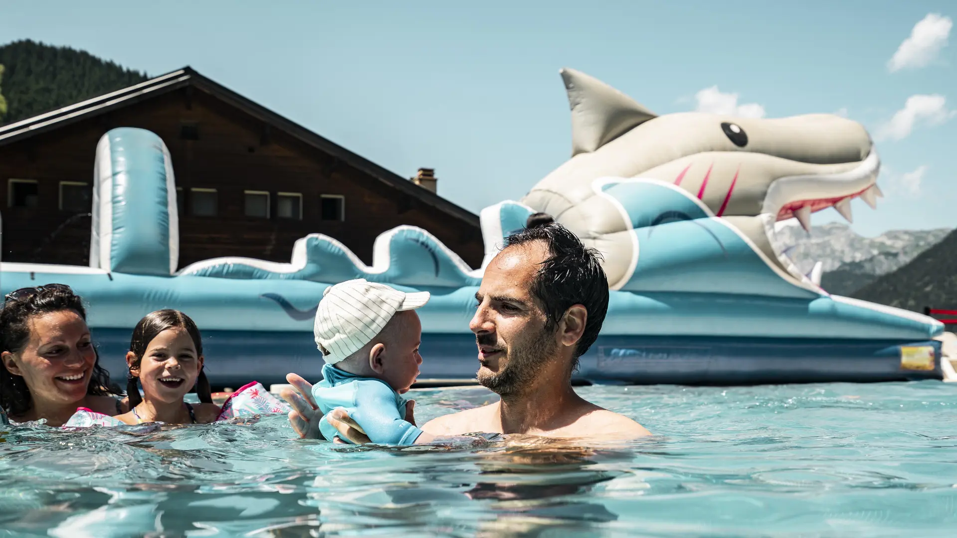 En famille dans le bassin extérieur en été
