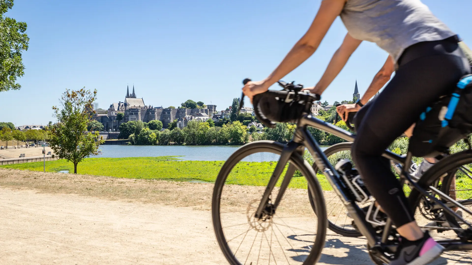 Cyclistes en gravel à Angers