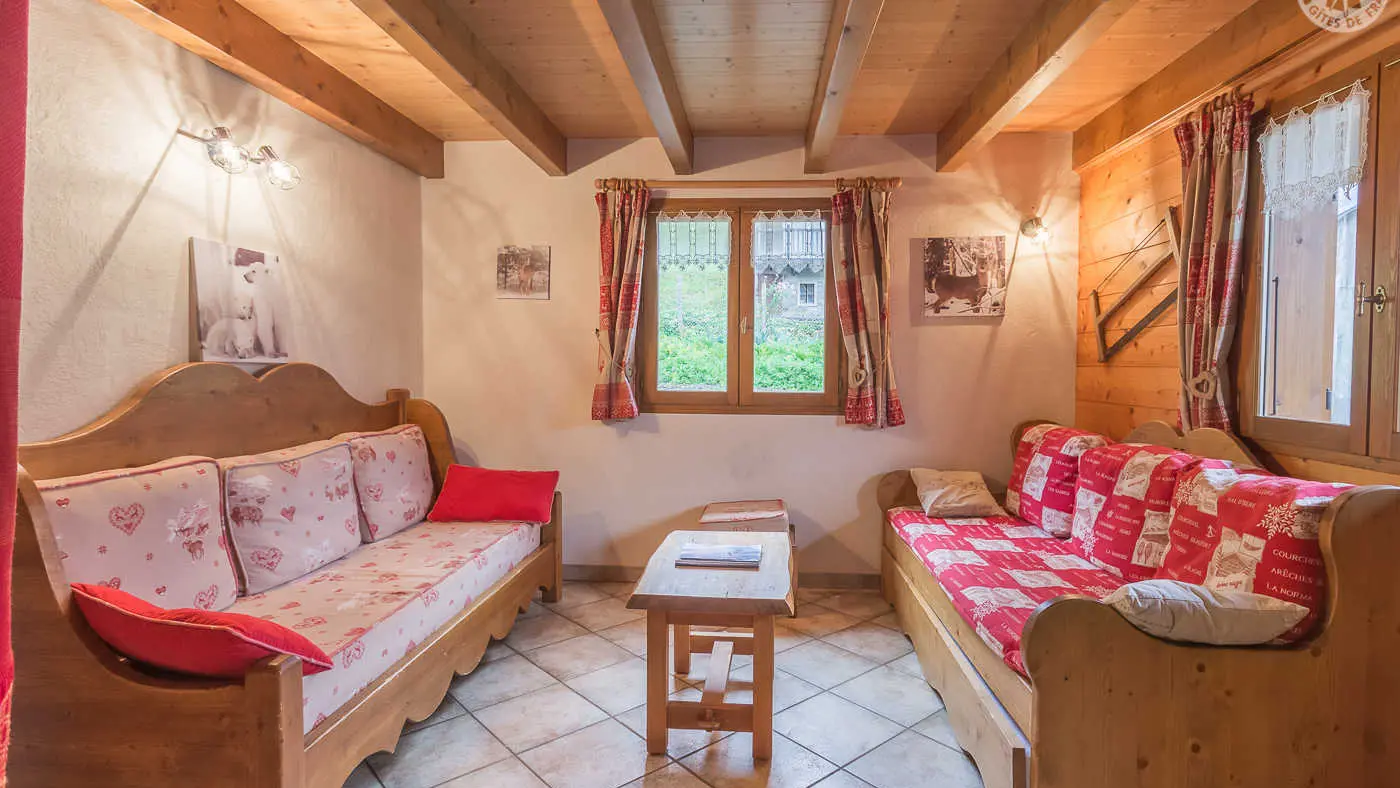 Salon équipé d'un canapé gigogne (2 lits 1 personne)