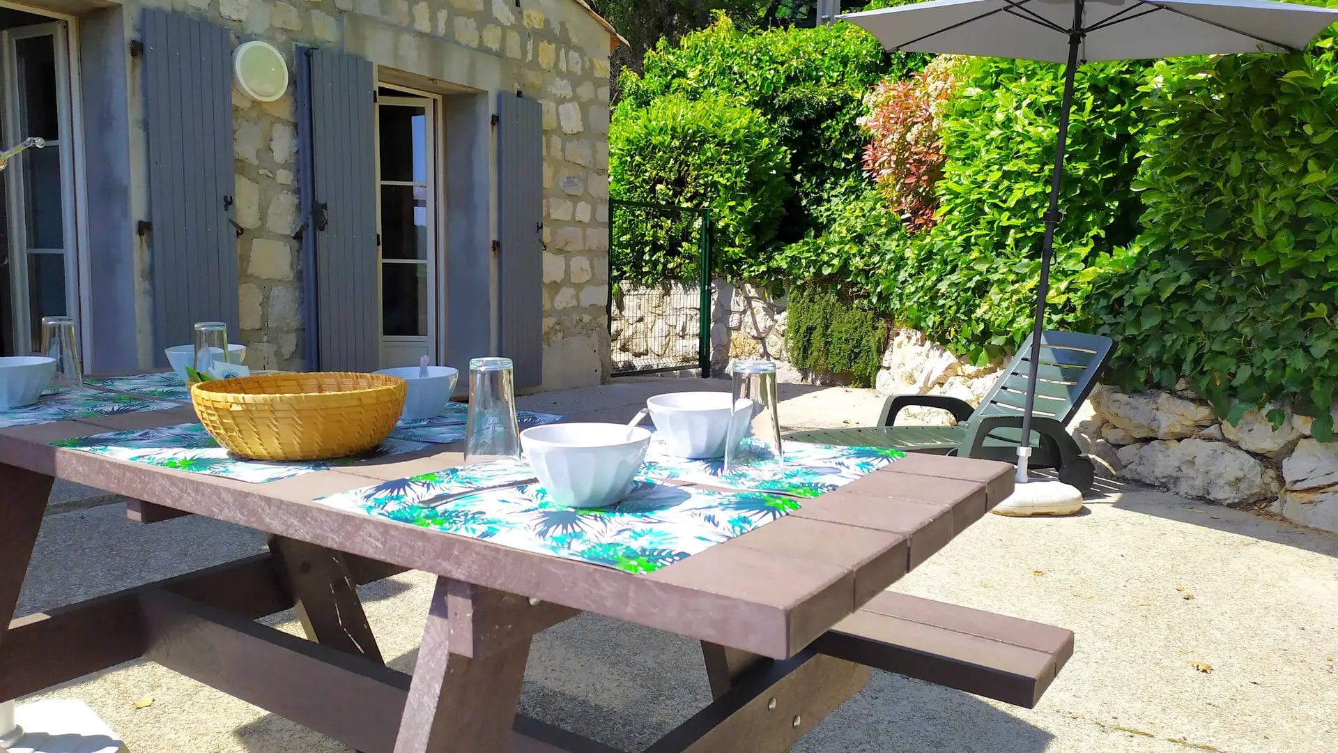 L'Ourméou-Table jardin dressée-Coursegoules-Gites de France Alpes-Maritimes