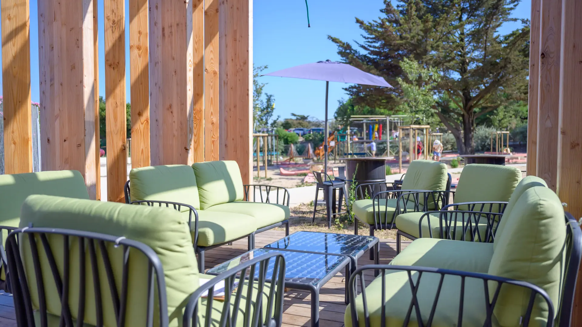 La terrasse avec vue sur les activités