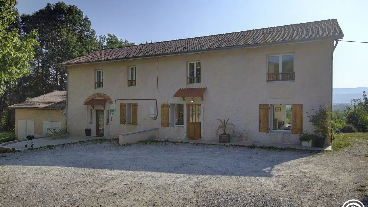 La Grange de Berlier est un grand gîte pouvant accueillir jusqu'à 12 personnes. Il est situé au calme, et au coeur de la campagne environnante.
