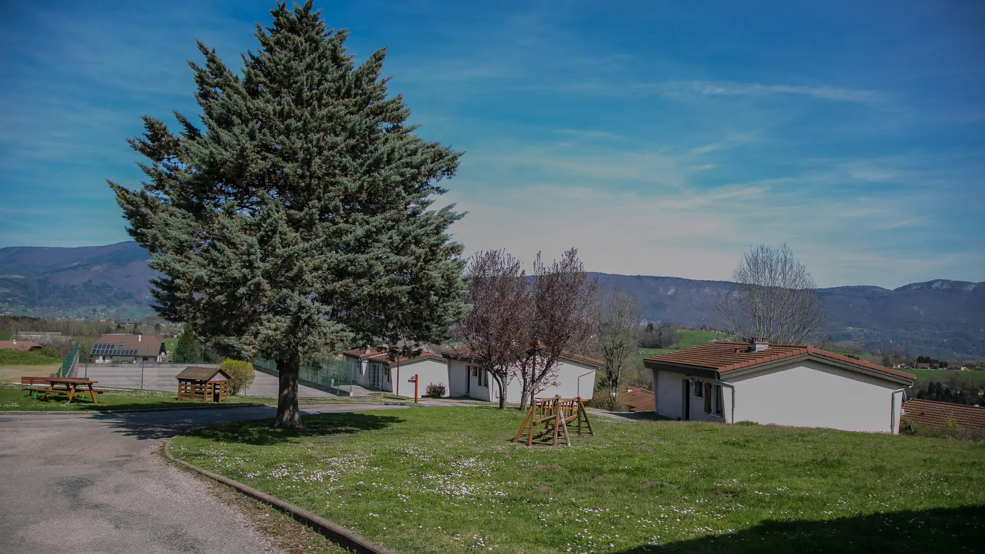 Le village de gîtes de Dullin près du lac d'Aiguebelette