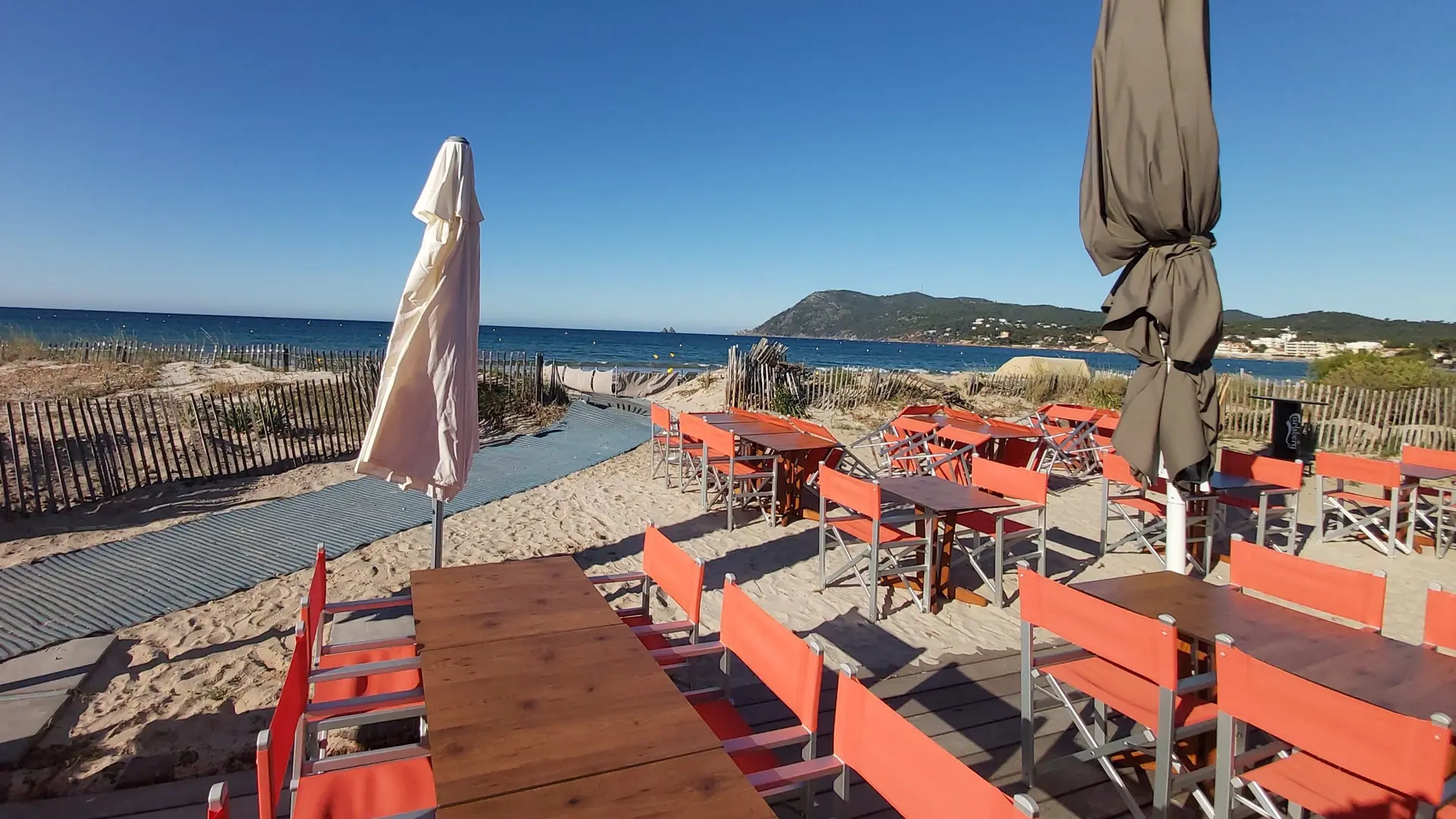 Restaurant sur la plage des Sablettes - vue mer