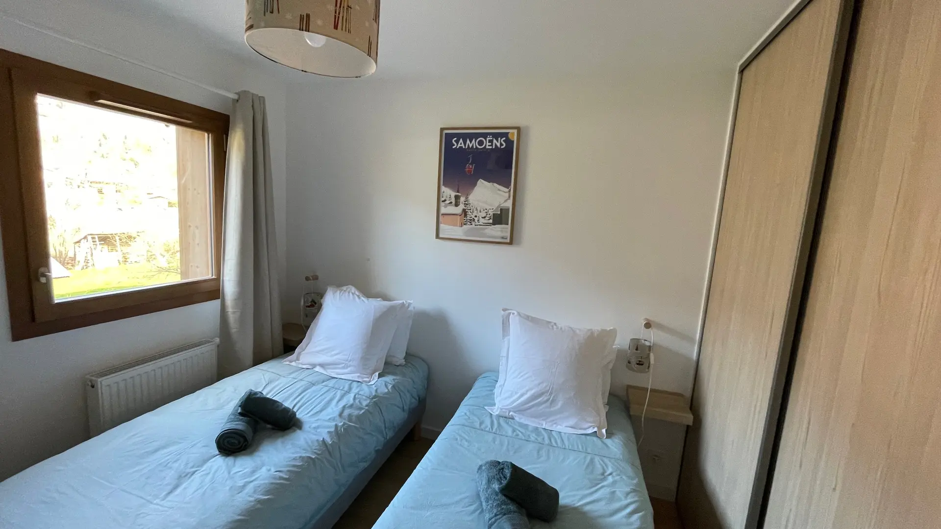 CHAMBRE BLEUE DEUX LITS SIMPLES