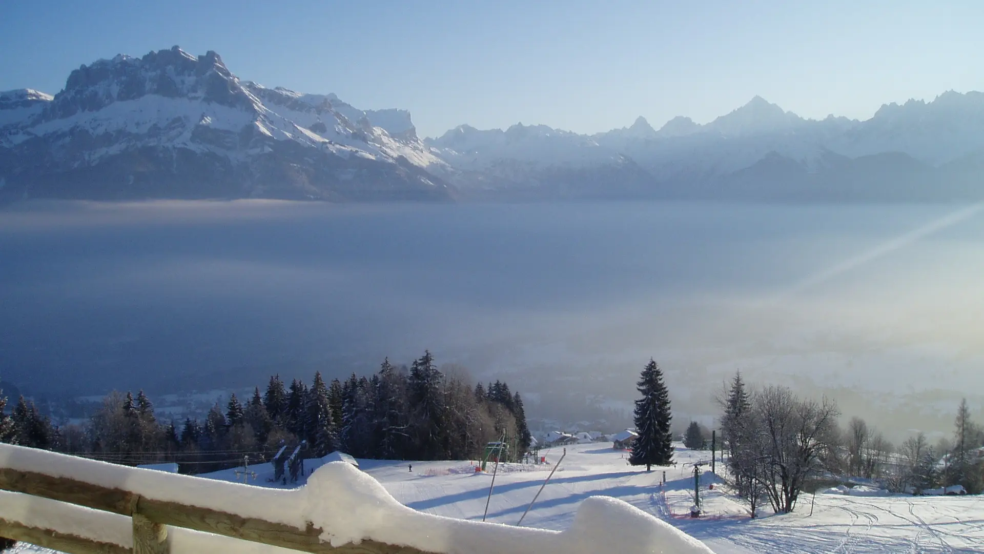 Vue Aiguille de Warens et piste de ski