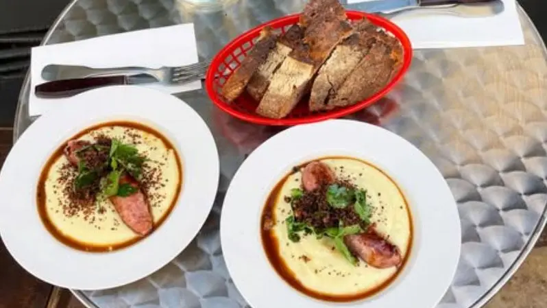 table dressée avec 2 assiettes