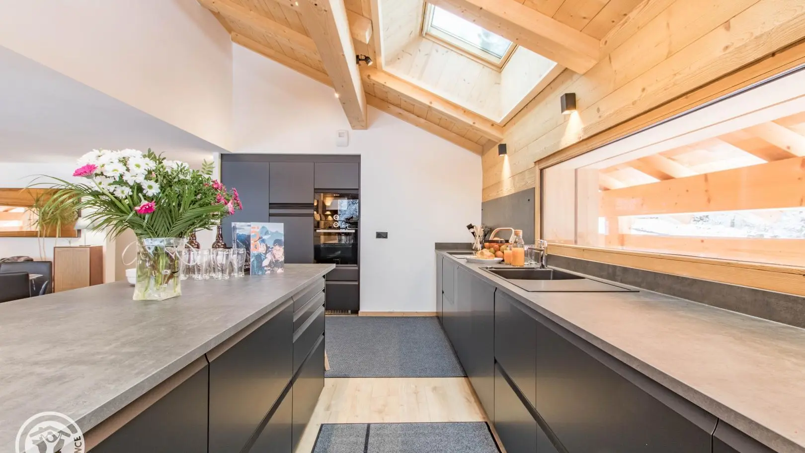 Espace cuisine hautement équipé avec 2 lave-vaisselle et 2 frigos