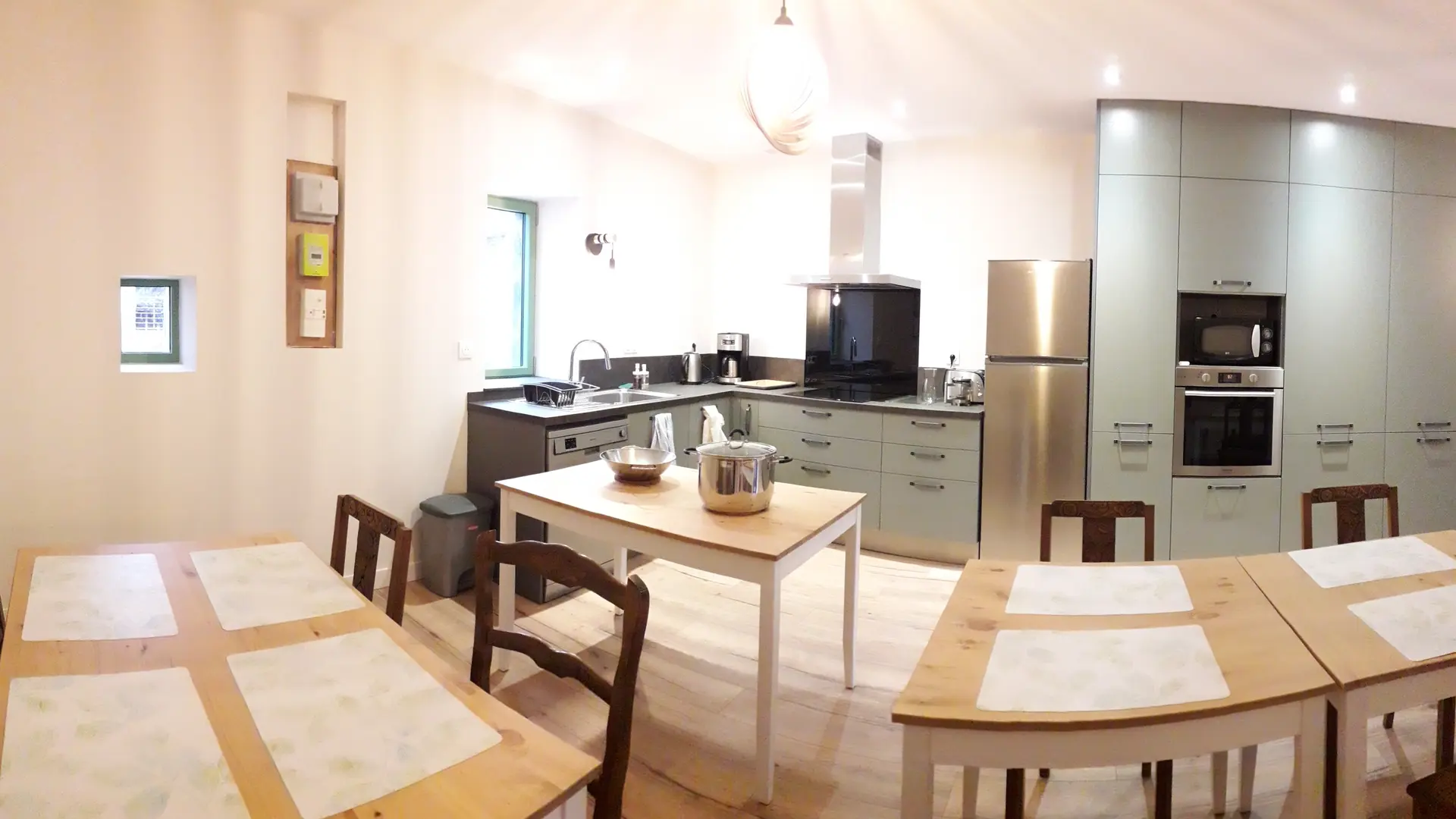 grande pièce rez de chaussée : cuisine et salle à manger