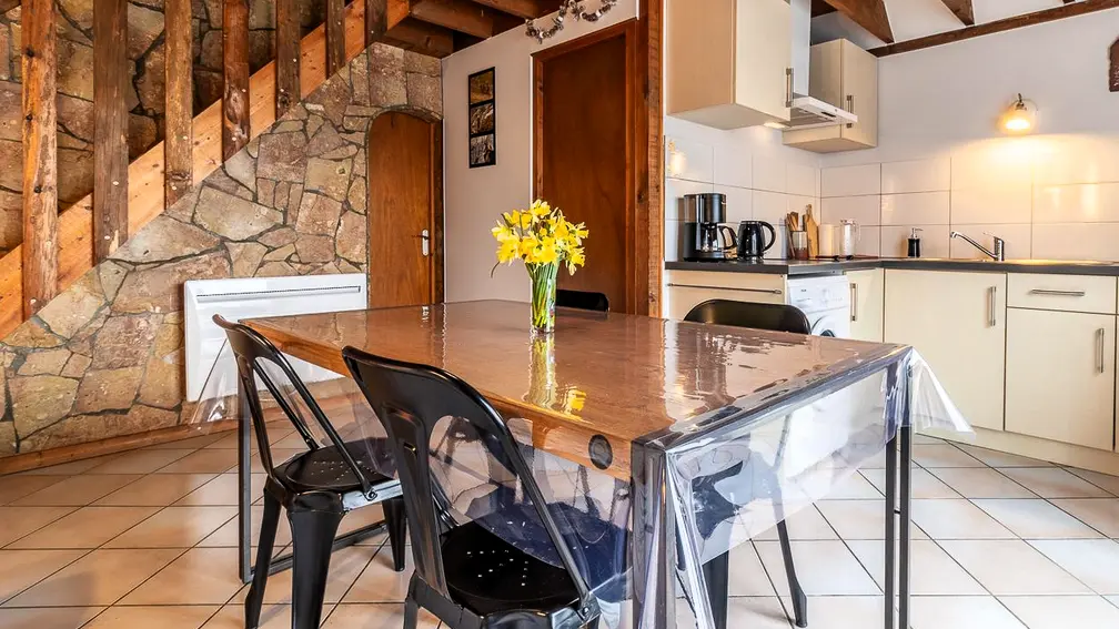 Salle à manger avec coin cuisine