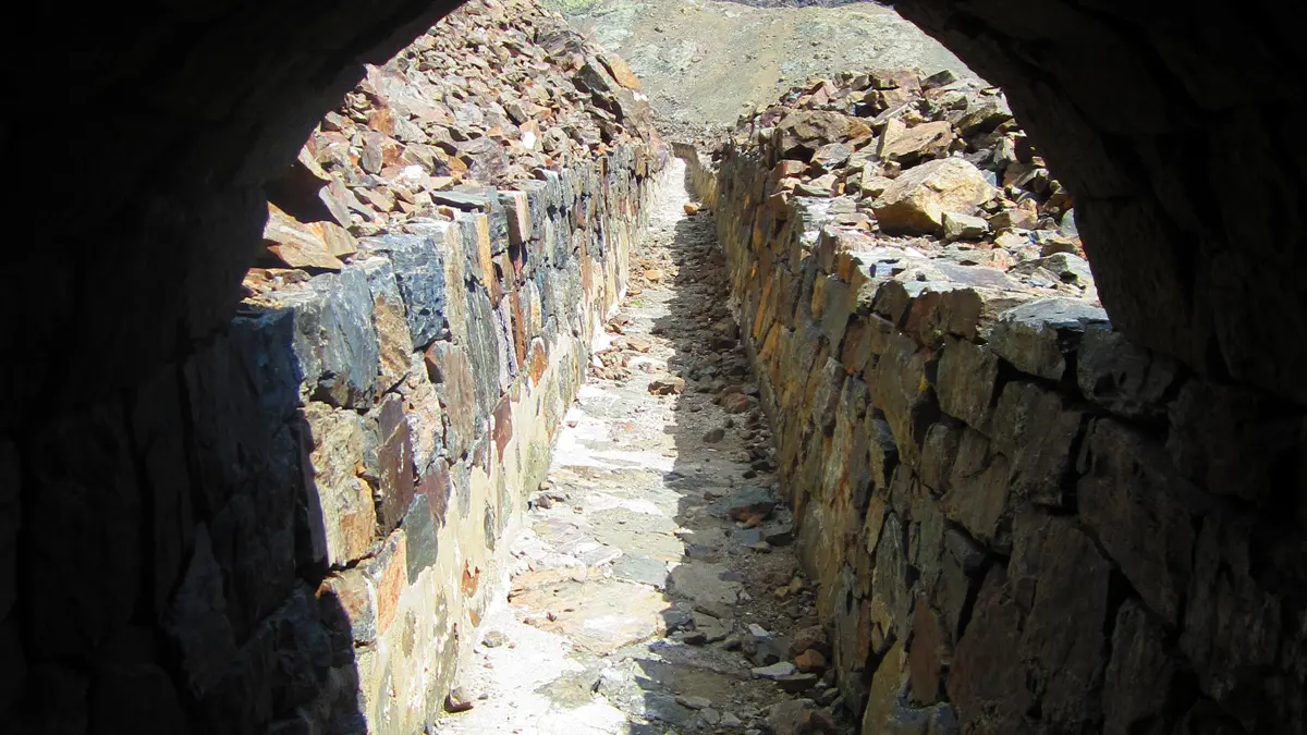 Tunnel supérieur du Canal de Malcros - itinéraire de randonnée du Vieux Chaillol