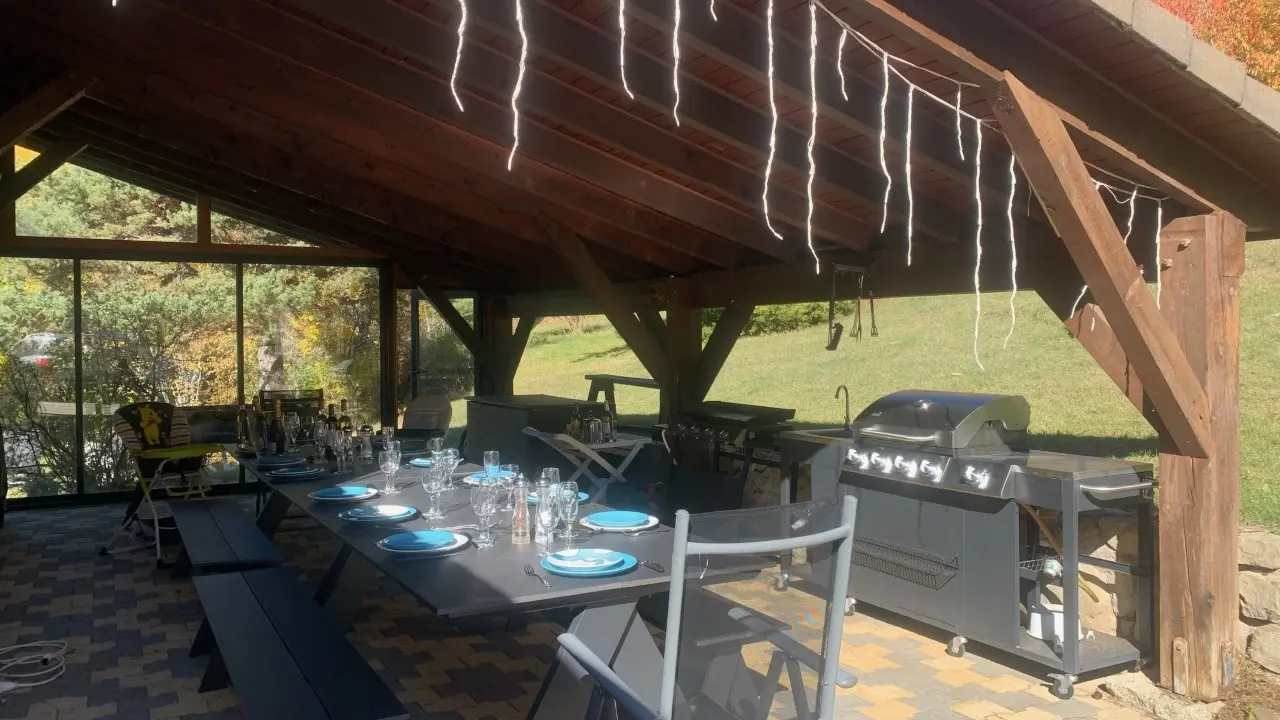 Abri avec grande table, bbq et plancha