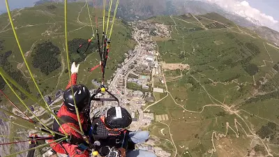 Parapente au dessus de la station des 2 alpes